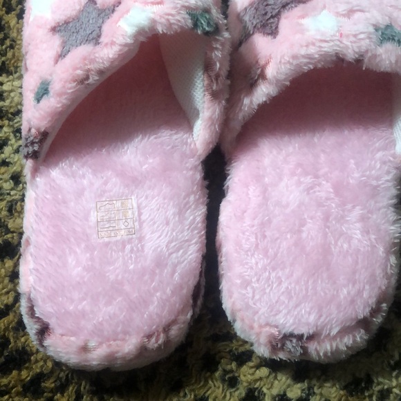 NWT Soft slip on pink slippers with star βοΈ pattern - Picture 4 of 7